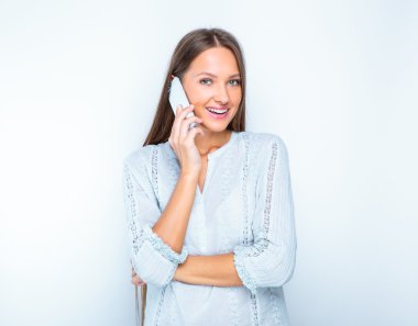 bir telefonda konuşurken gülümseyen kız