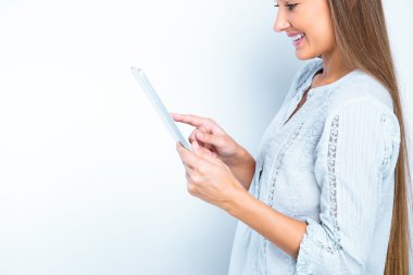 tablet ile gülümseyen kadın