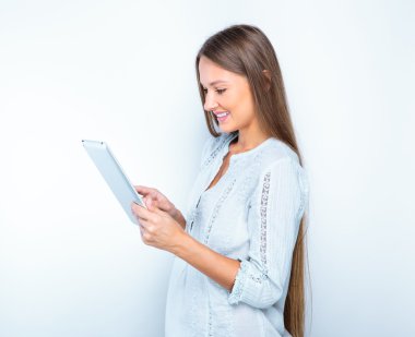 tablet ile gülümseyen kadın