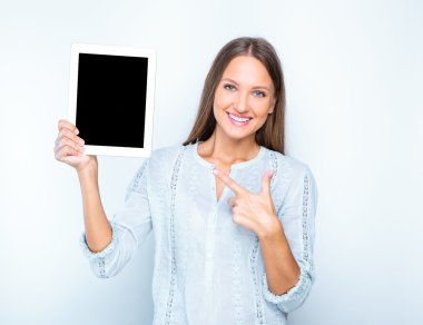 tablet ile gülümseyen kadın