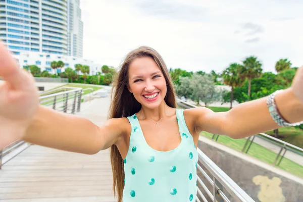 Beautiful girl taking selfie — Stock Photo, Image