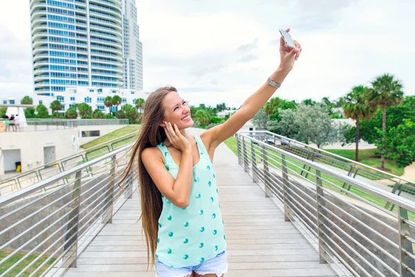 Vacker flicka med selfie — Stockfoto