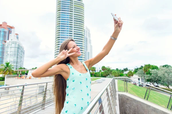 Vacker flicka med selfie — Stockfoto