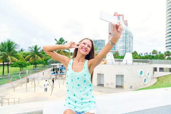 Beautiful girl taking selfie — Stock Photo, Image