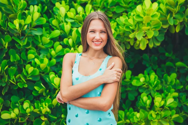 Menina no fundo folhas verdes — Fotografia de Stock