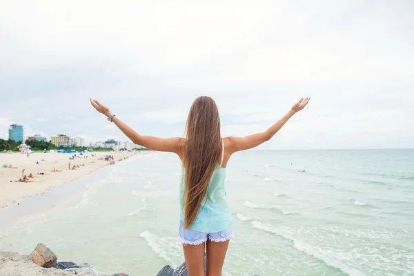 Flicka med strandutsikt — Stockfoto