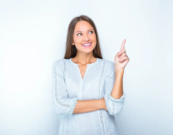Glückliche Frau zeigt mit dem Finger nach oben — Stockfoto