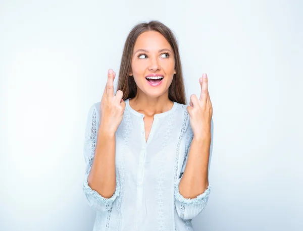 Chica sonriente con los dedos cruzados — Foto de Stock