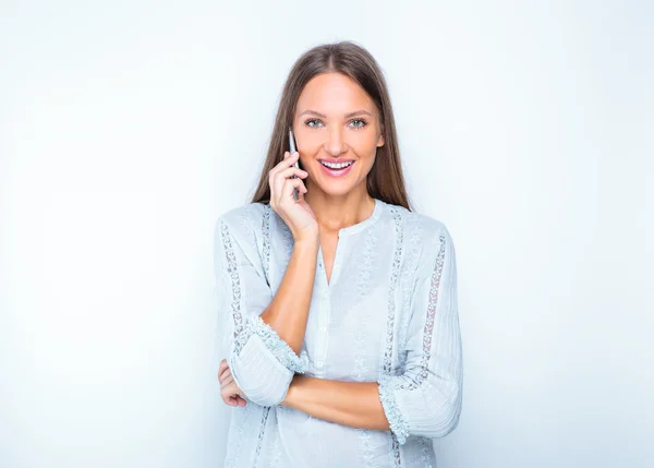 Chica sonriente hablando por teléfono — Foto de Stock