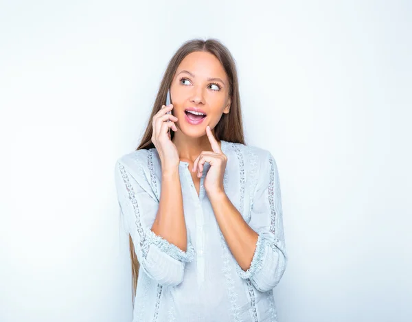 Chica sonriente hablando por teléfono — Foto de Stock