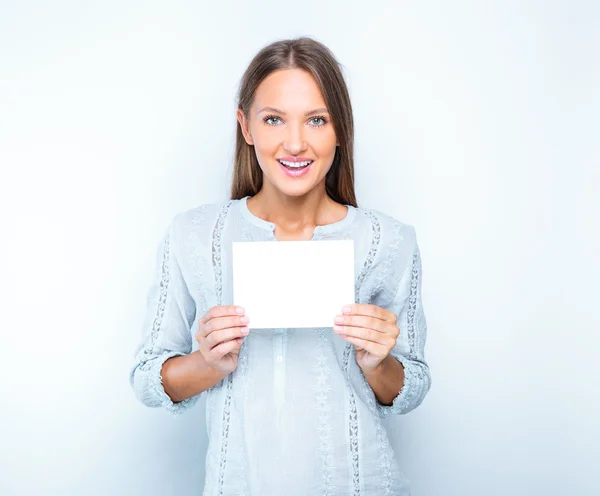 Meisje bedrijf leeg bord — Stockfoto