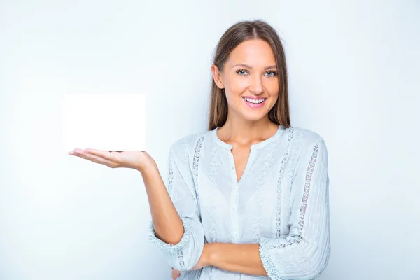 Niña sosteniendo tablero en blanco — Foto de Stock