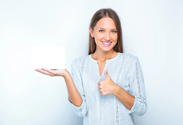 Meisje bedrijf leeg bord — Stockfoto