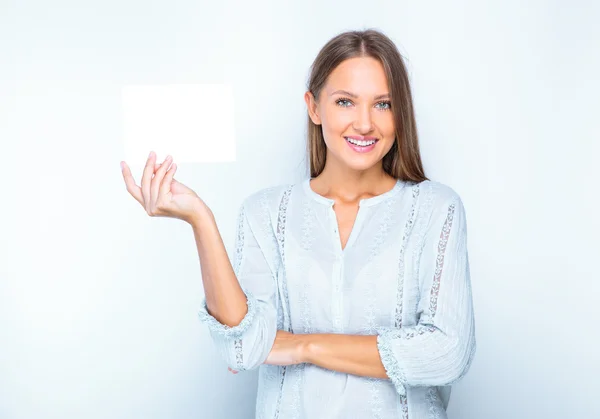 Meisje bedrijf leeg bord — Stockfoto