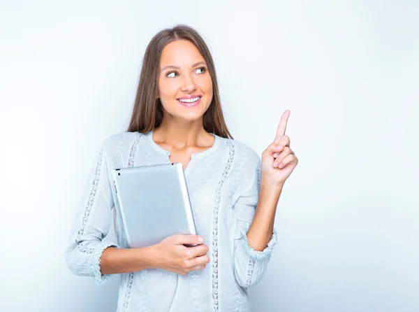 Leende kvinna med tablet PC — Stockfoto