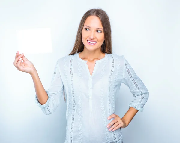 Meisje bedrijf leeg bord — Stockfoto