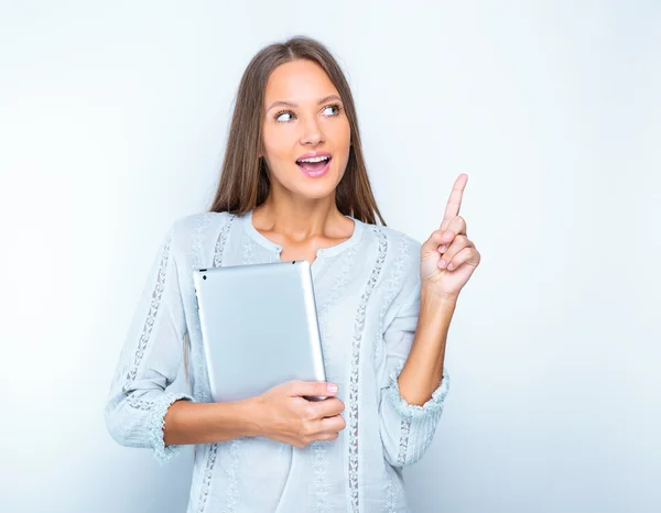 Mujer sonriente con tableta — Foto de Stock