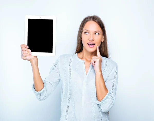 Smiling woman with tablet — Stock Photo, Image
