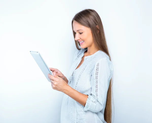 Femme souriante avec comprimé — Photo