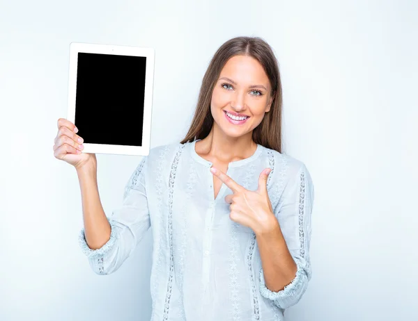 Femme souriante avec comprimé — Photo