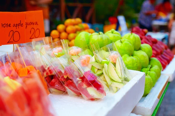 Frutta tropicale colorata sul mercato di strada — Foto Stock