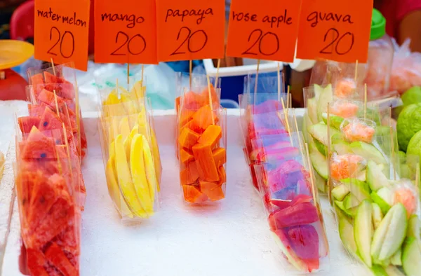 Kleurrijke tropische vruchten op straatmarkt — Stockfoto