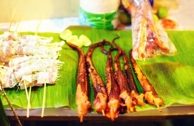 Ahtapot semt pazarı Asya'da, kızarmış tentacles