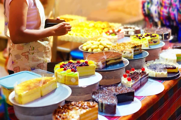 Söta läckra kakor på displayen på bakverk stall, på gatan nattmarknaden — Stockfoto