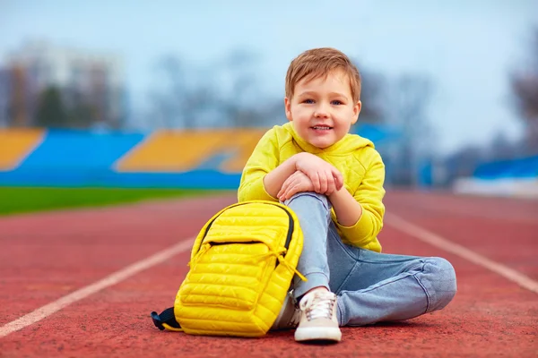 Ritratto di bambino carino, ragazzo in posa in abbigliamento sportivo allo stadio — Foto Stock