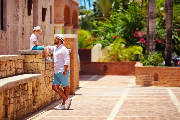 Father and son having fun on cute tropical street — Stock Photo, Image