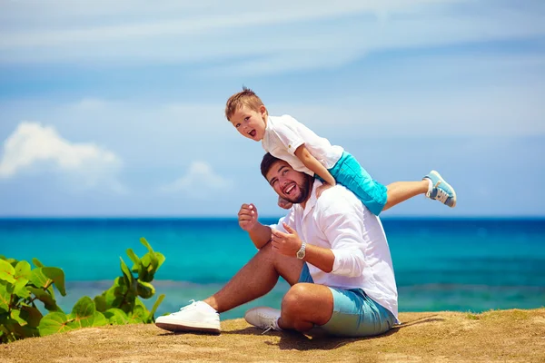 Glücklicher Vater und Sohn beim gemeinsamen Spielen am Meer — Stockfoto