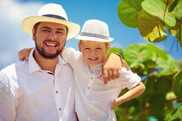 Baba ve oğul yaz tatil tropik sahil yakınındaki gülümseyen — Stok fotoğraf