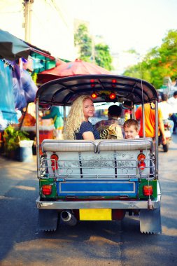 mutlu turistik aile Seyahat Asya şehrin içinden tuk-tuk taksi