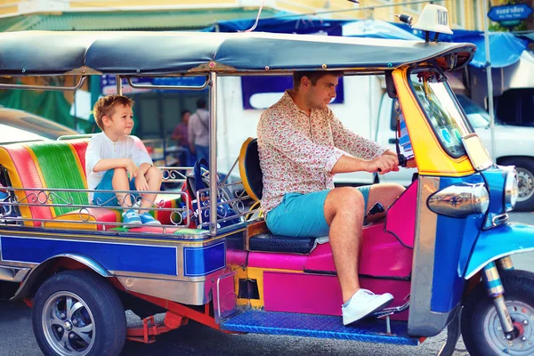 Heureuse famille touristique s'amuser sur tuk-tuk taxi traditionnel dans la ville asiatique — Photo