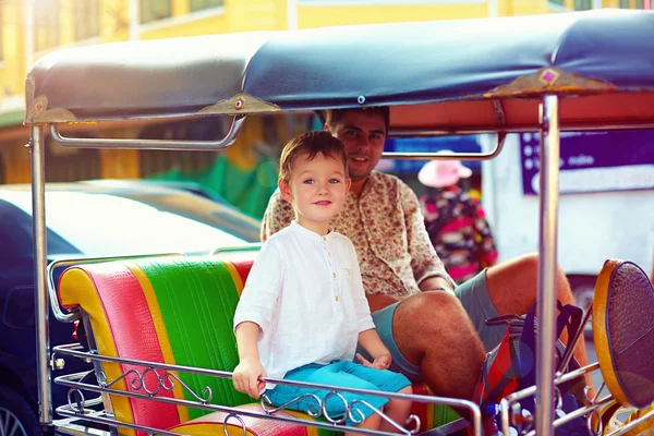 Gelukkig toeristische familie reizen door de Aziatische stad op tuk-tuk taxi — Stockfoto