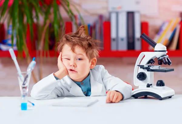 Young boy, kid is bored at practical lesson in the school lab — Stock Photo, Image