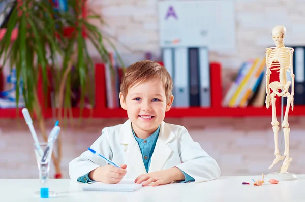 Retrato de lindo médico poco escribir notas en el laboratorio — Foto de Stock