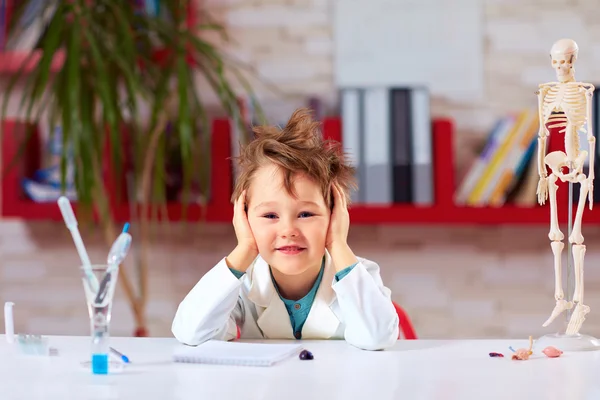 Niño sonriente, niño cansado después de clase práctica en el laboratorio de la escuela — Foto de Stock