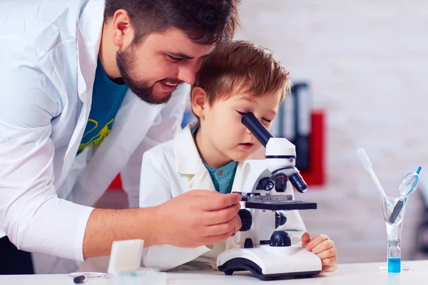교사 수 실험을 아이 현미경 — 스톡 사진