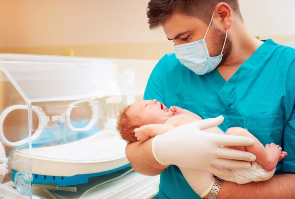 Junger erwachsener Mann mit Neugeborenem im Krankenhaus — Stockfoto