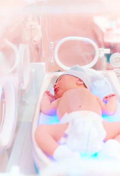 Newborn baby get the light therapy in infant incubator — Stock Photo, Image