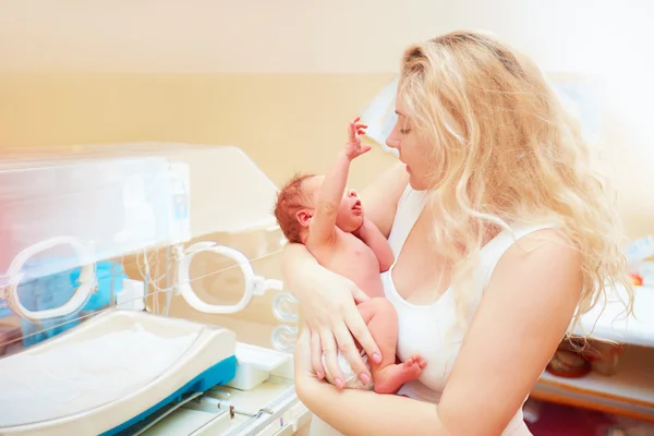 Mutlu anne yeni doğan bebeğini hastanede holding — Stok fotoğraf