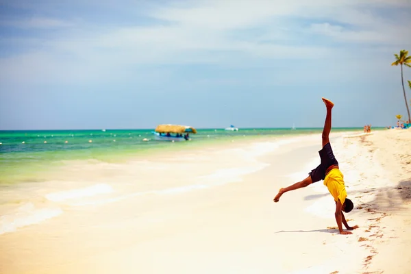 Jeune garçon jouant sur une plage tropicale, concept de vacances d’été — Photo