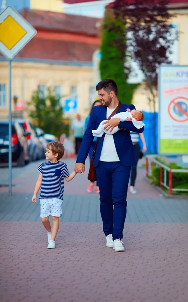 快乐的父亲，商人走与孩子们在城市的街道上 — 图库照片