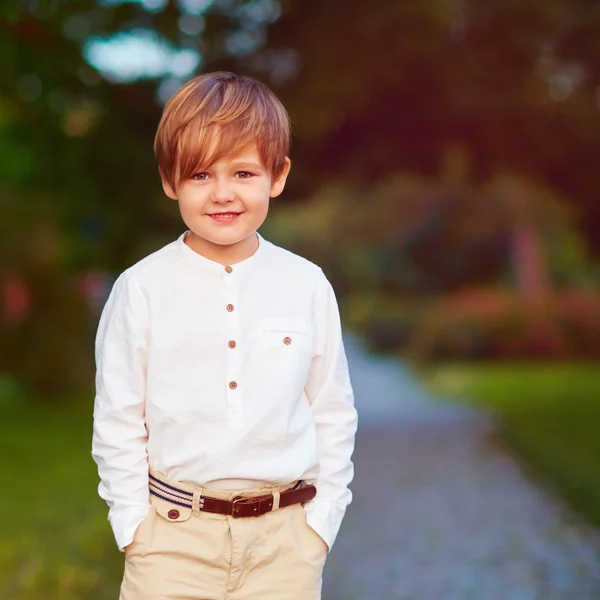 Portret van leuke jonge modieuze jongen poseren buiten — Stockfoto