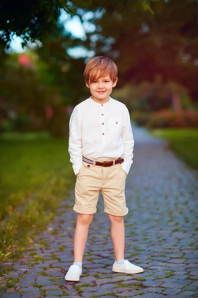 Portrait de mignon jeune garçon à la mode posant à l'extérieur — Photo