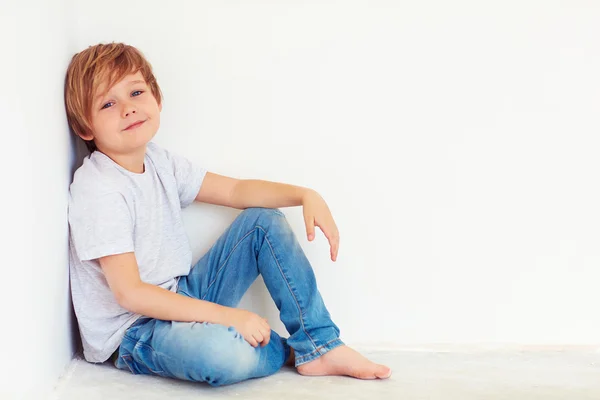 Hermoso joven, niño posando cerca de la pared blanca — Foto de Stock