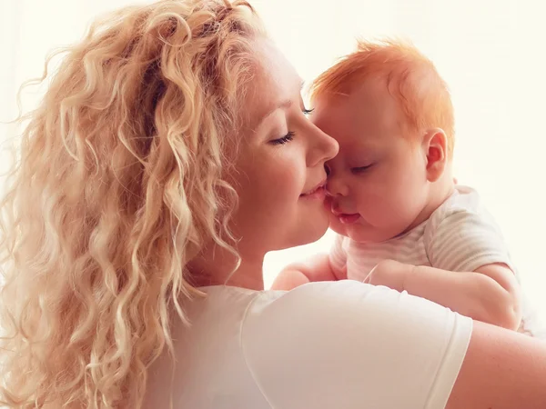 Mladá matka chová její kojenecká baby — Stock fotografie