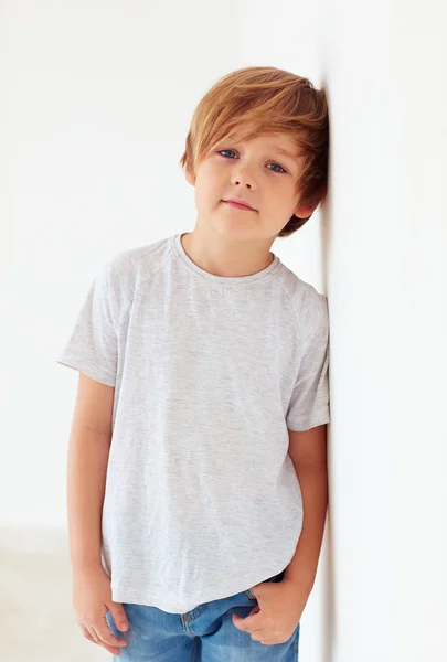 Retrato de joven guapo, niño posando cerca de la pared blanca —  Fotos de Stock