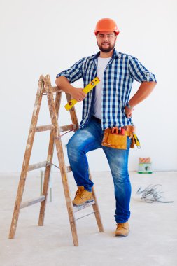 Kendine güvenen foreman, merdiven profesyonel portresi
